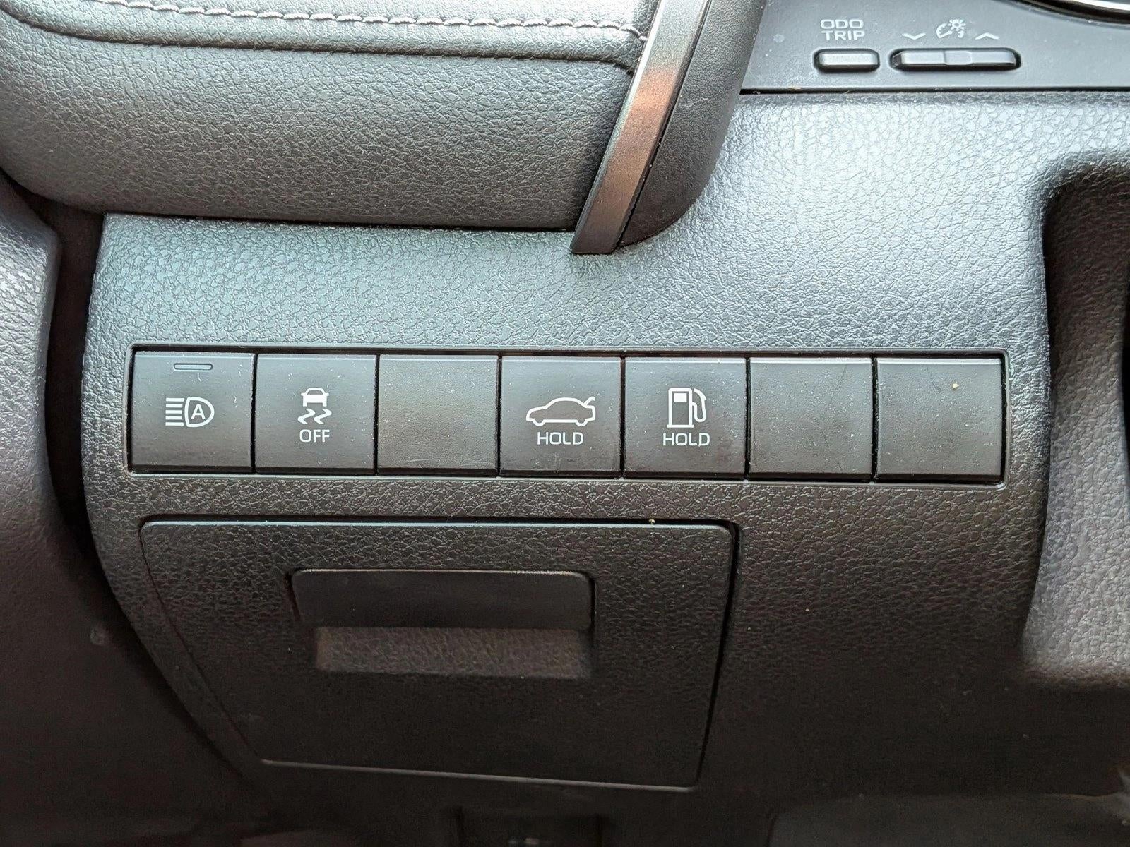 2022 Toyota Camry SE Auto (SE)