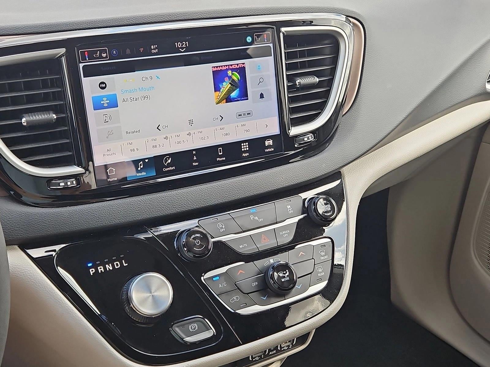 2024 Chrysler Voyager LX