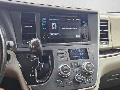 2017 Toyota Sienna XLE Auto Access Seat
