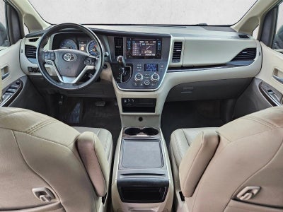 2017 Toyota Sienna XLE Auto Access Seat