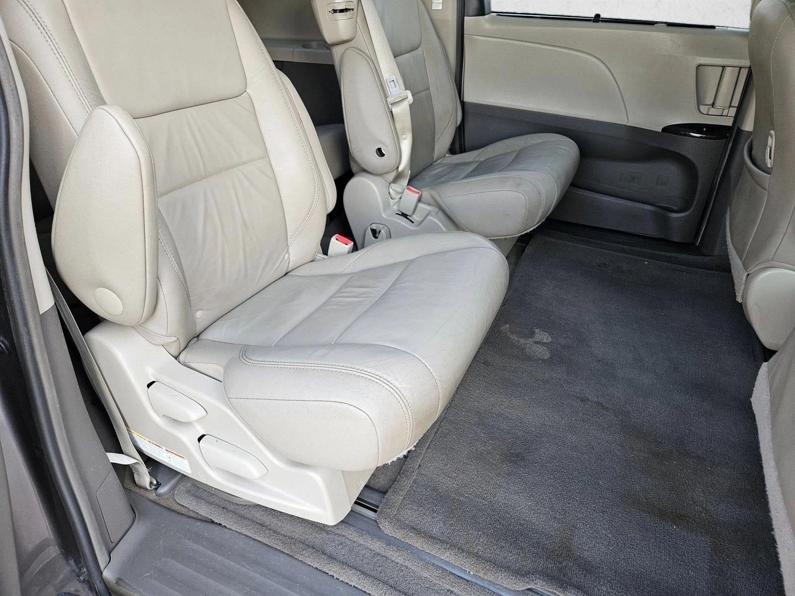 2017 Toyota Sienna XLE Auto Access Seat