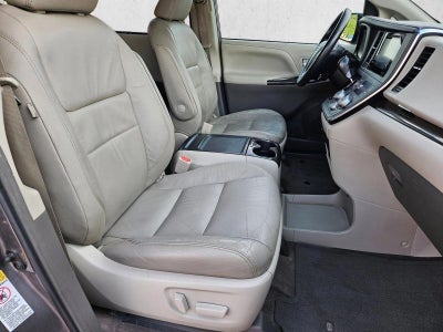 2017 Toyota Sienna XLE Auto Access Seat