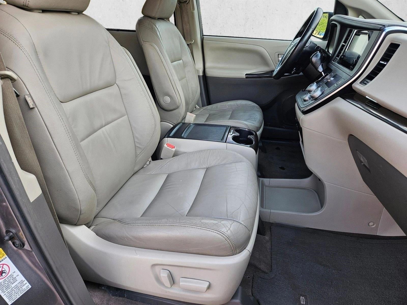 2017 Toyota Sienna XLE Auto Access Seat