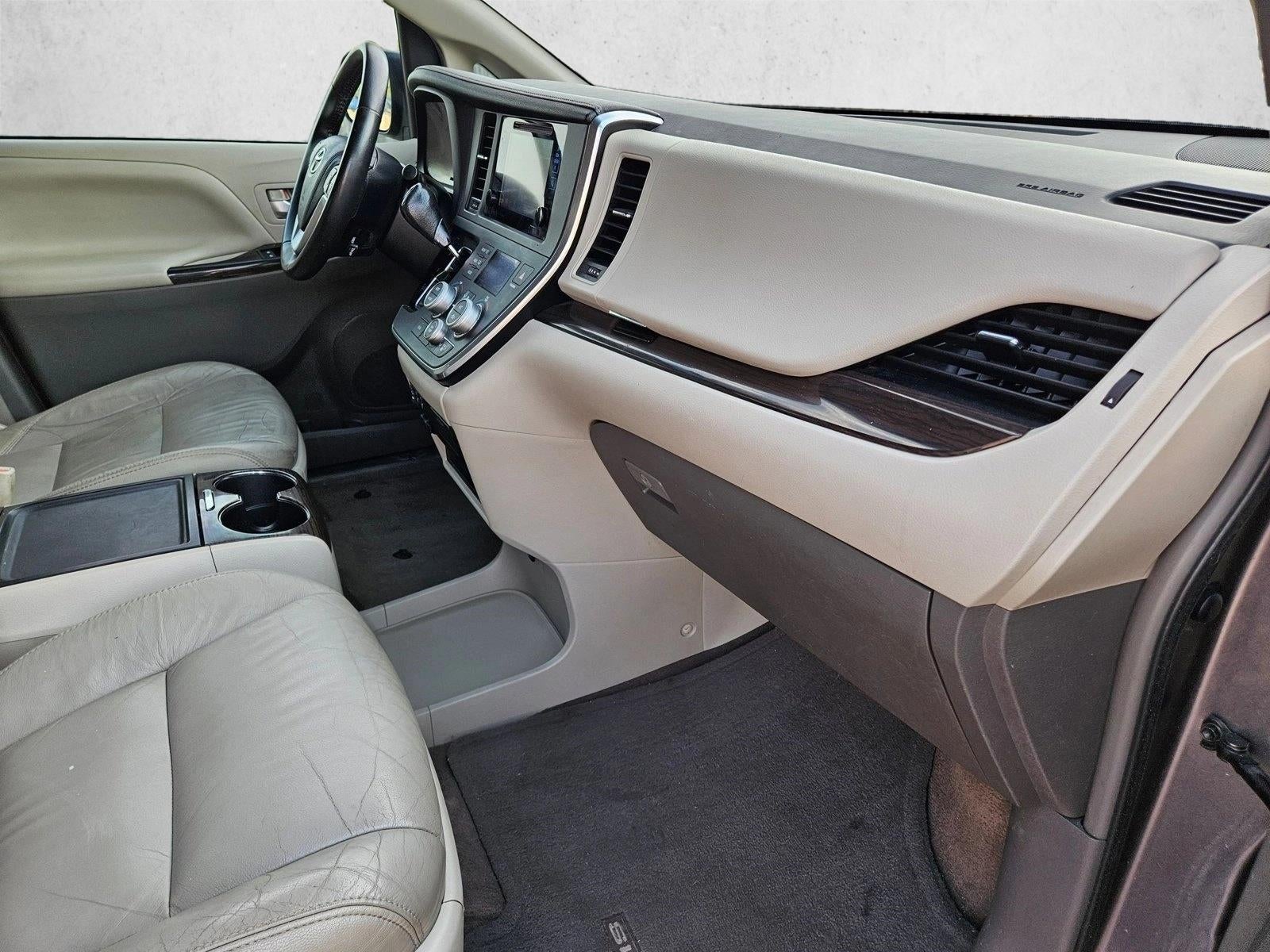 2017 Toyota Sienna XLE Auto Access Seat