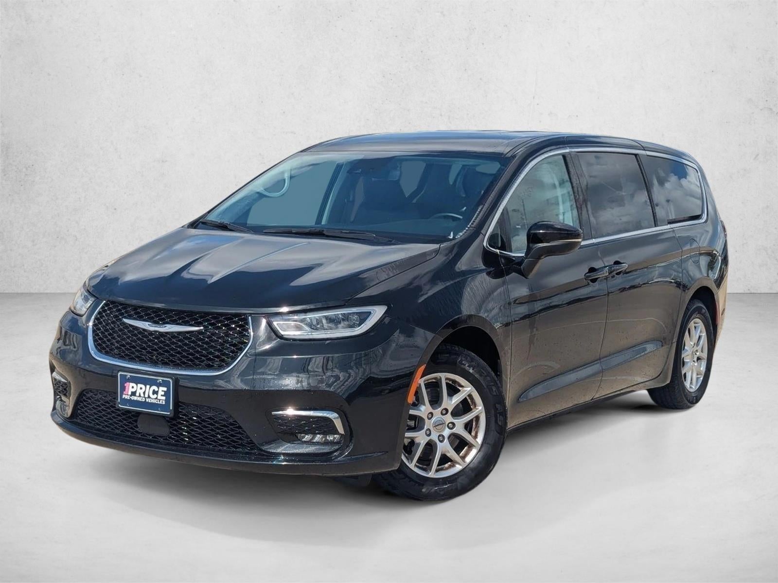 2023 Chrysler Pacifica Touring L's photo