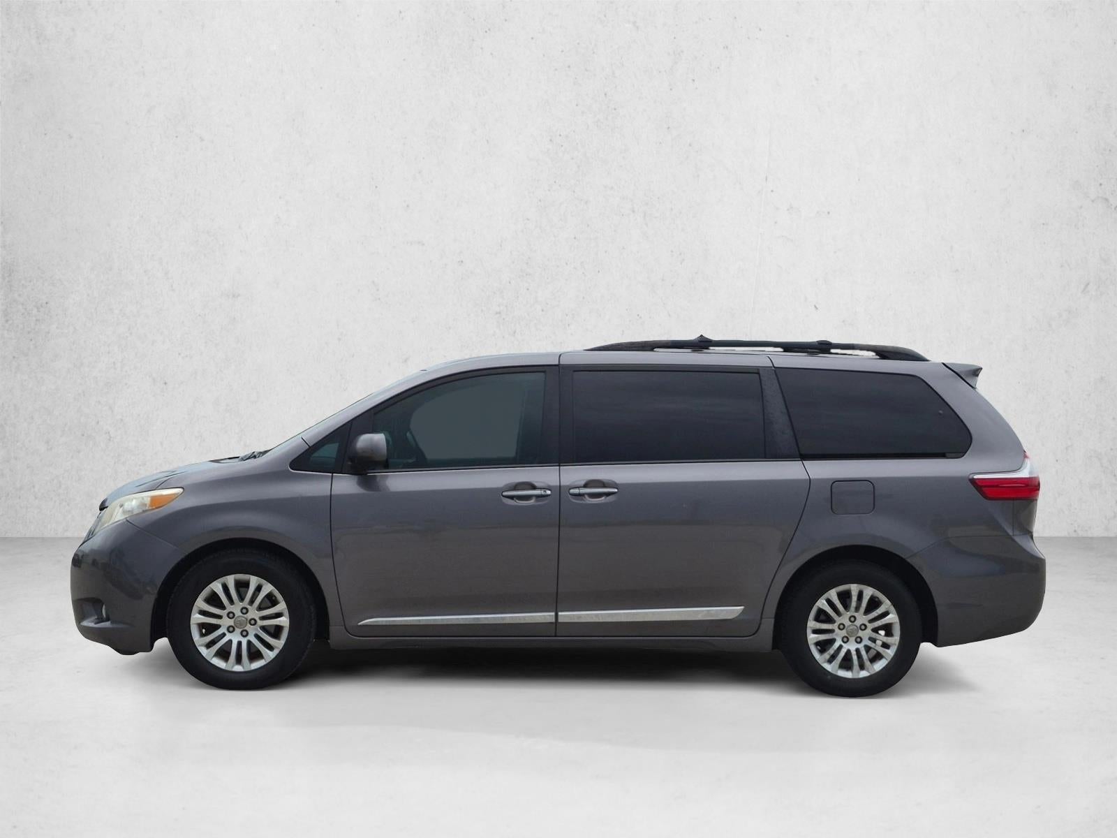 2017 Toyota Sienna XLE FWD 8-Passenger (Natl)